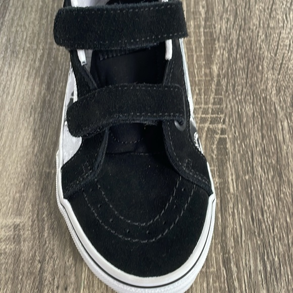 Old Skool Sueded Velcro Vans with Skulls and Crossbones Pattern - Size 5 - Picture 7 of 13